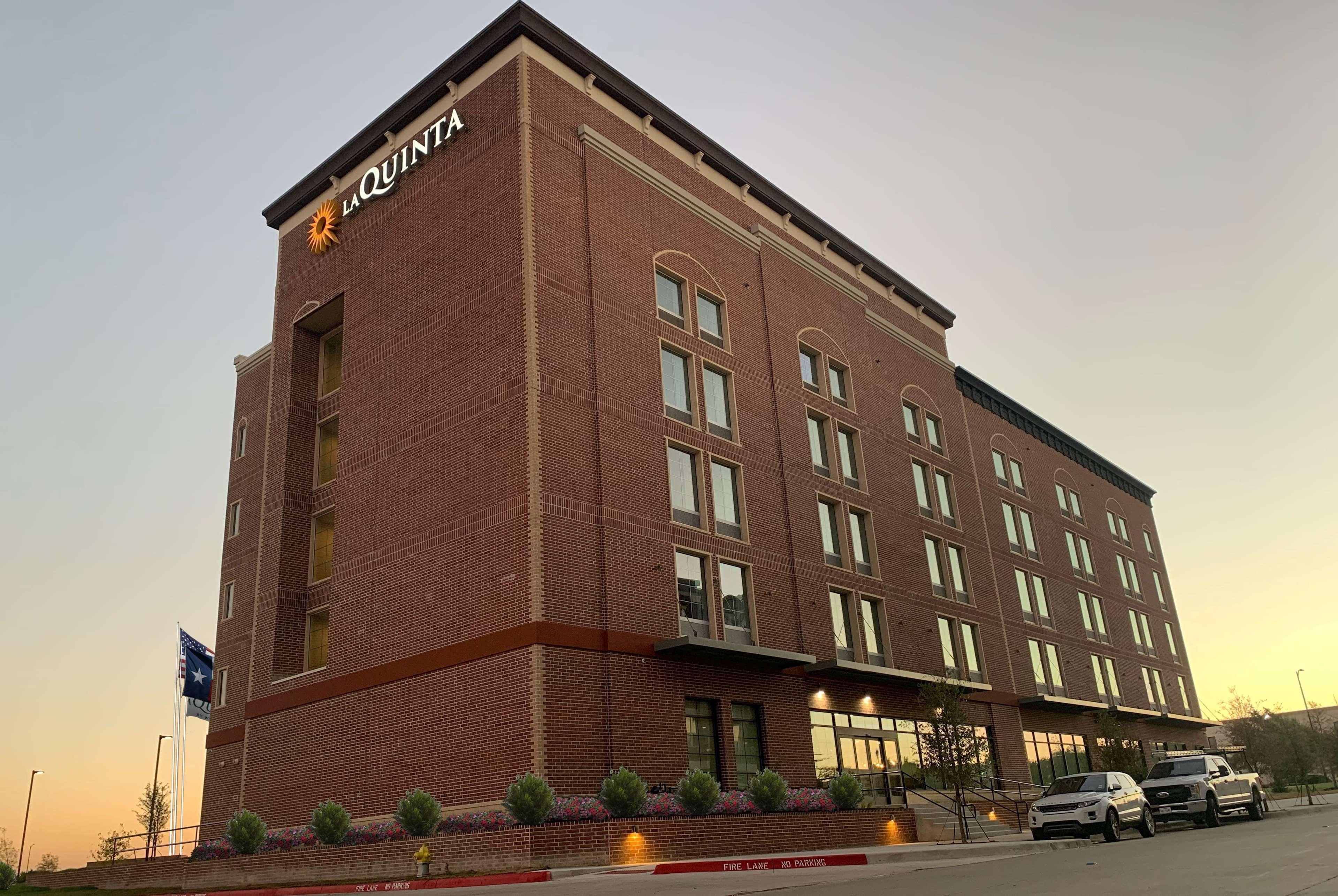 La Quinta Inn & Suites By Wyndham Dallas - Frisco Stadium Exterior foto
