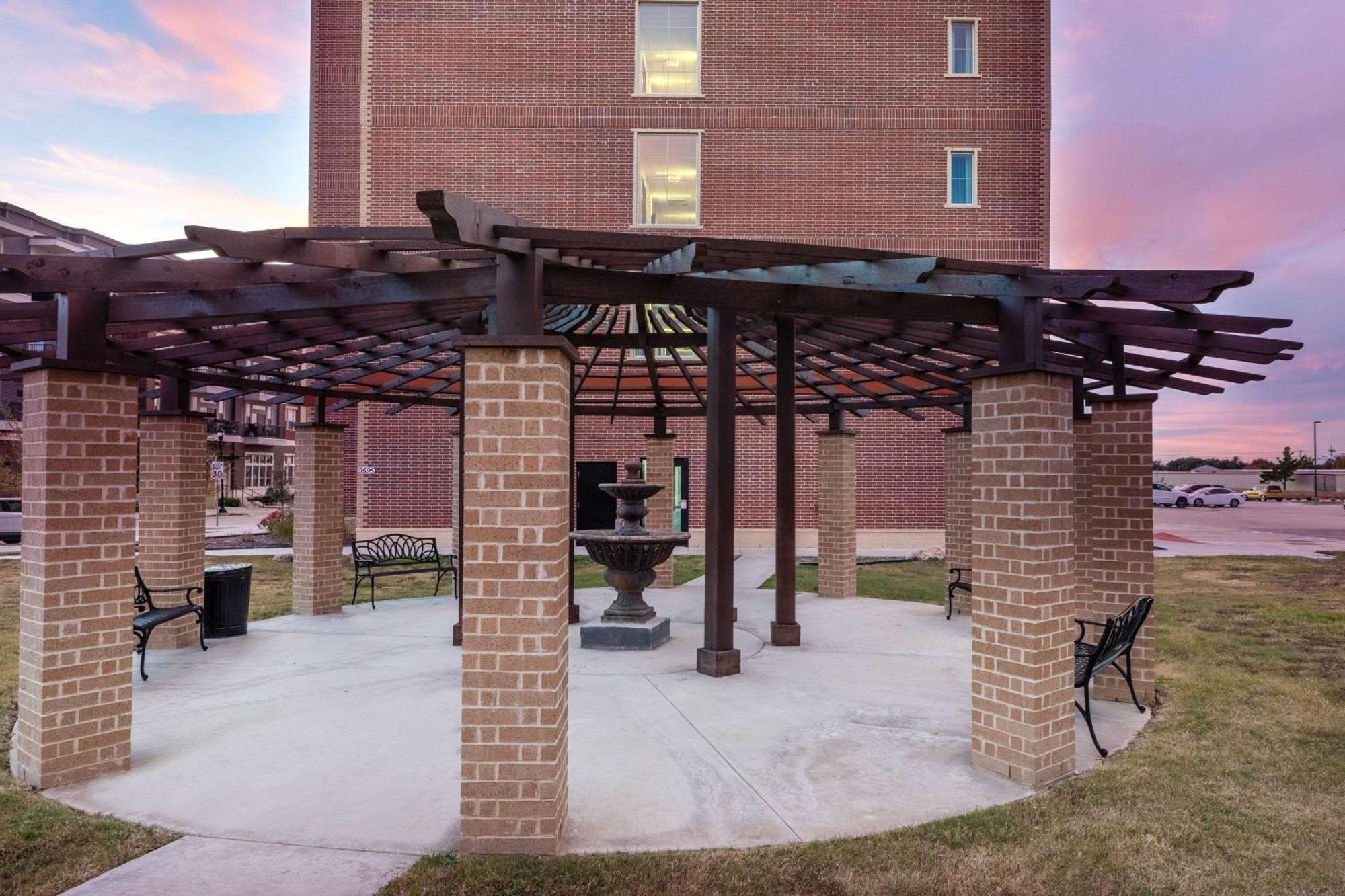 La Quinta Inn & Suites By Wyndham Dallas - Frisco Stadium Exterior foto